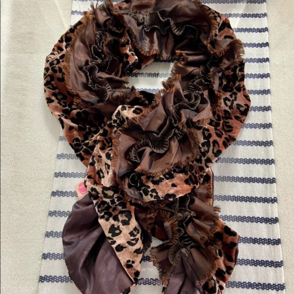 LEOPARD PRINT SCARF - Picture 2 of 10